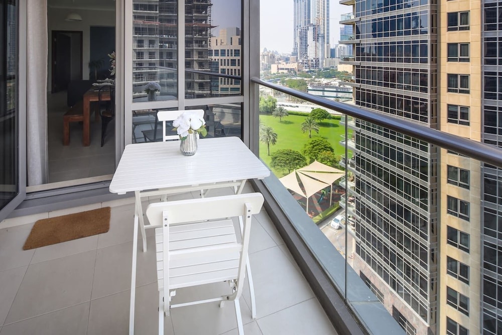 Light + Beautiful 1BR in Amazing Downtown Dubai!