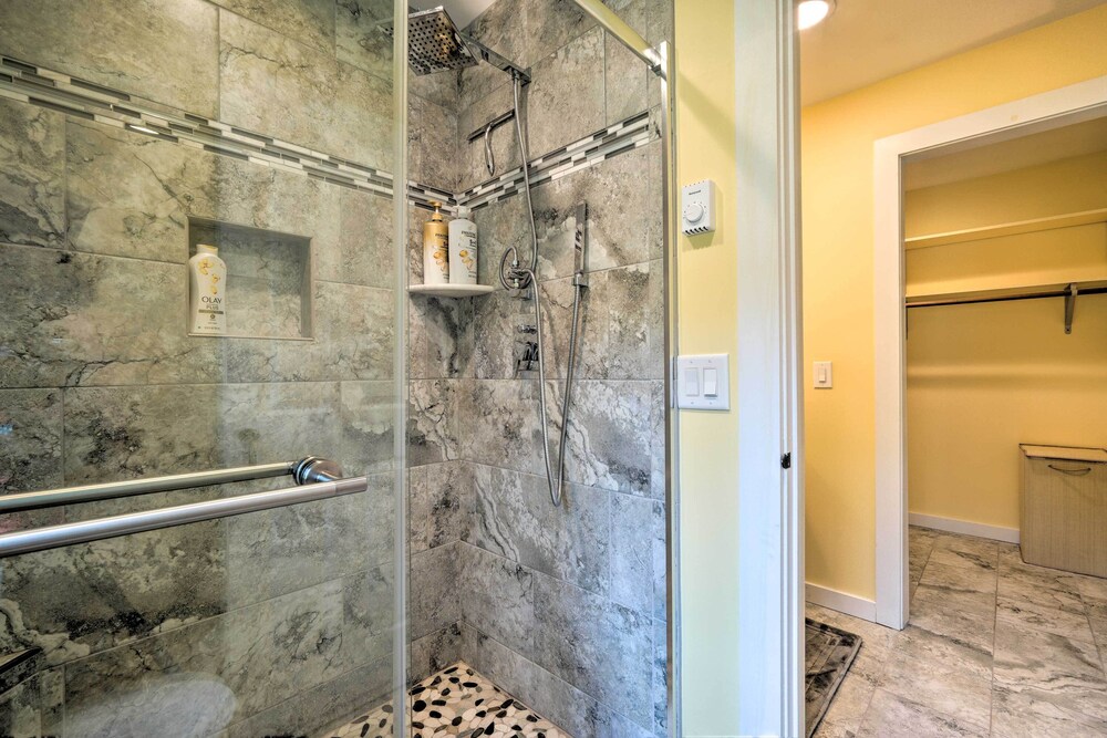 Chic Dover Home w/ Hot Tub: 1 Mi to Golf! view 5