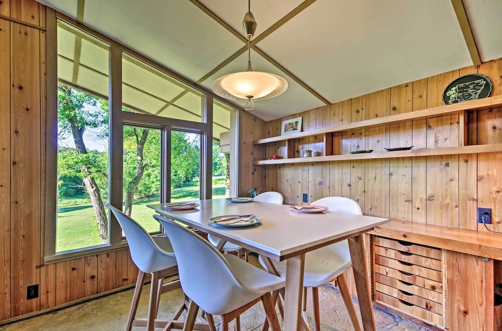 Tranquil Mid-century Modern Cottage w/ Forest View