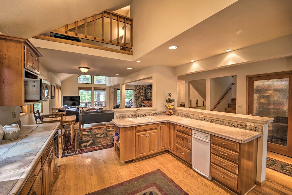 Hot Tub & Deck: Truckee Golf Course Home