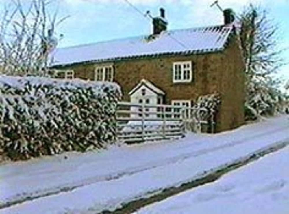 Cottage Sleeps3-fireplace-balcony-garden-mountain view 2