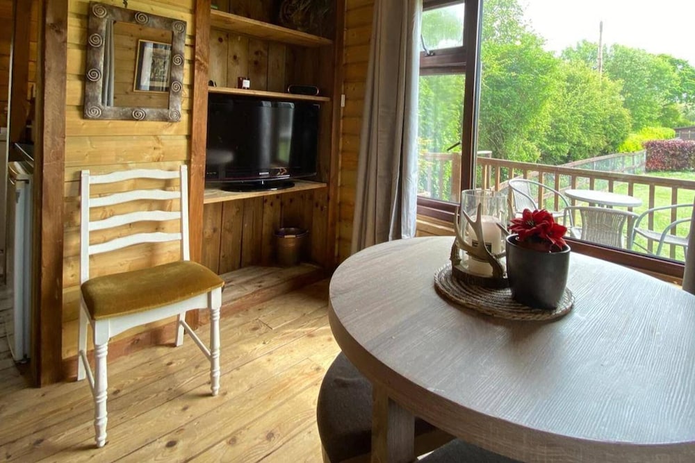 Lakeside Lodge - Castlemartyr - Sleeps 4