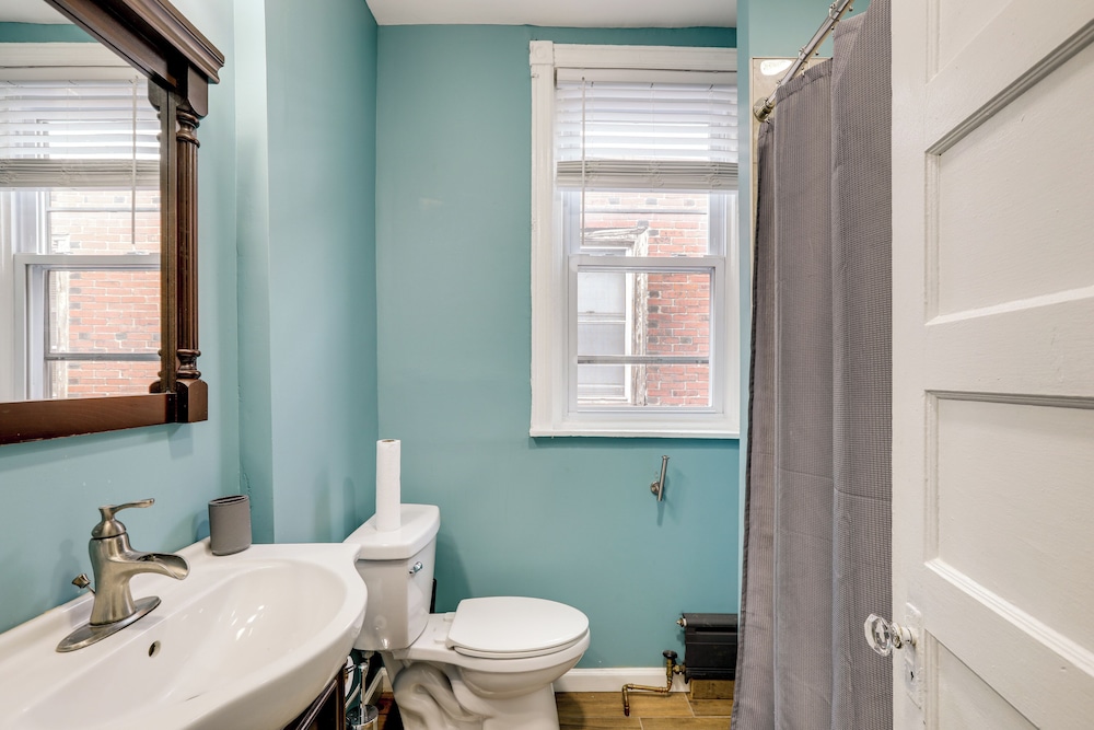 Private Backyard Jawn! Multi-level Philly Rowhouse