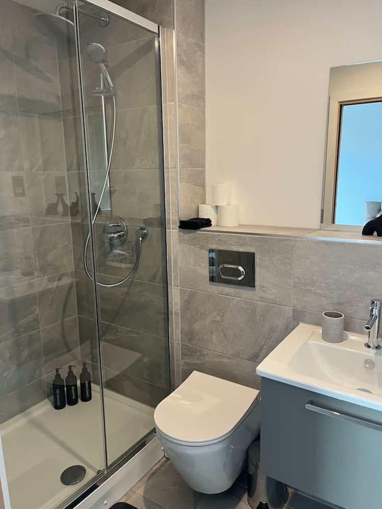 Superb City Centre new Built Flat and gym