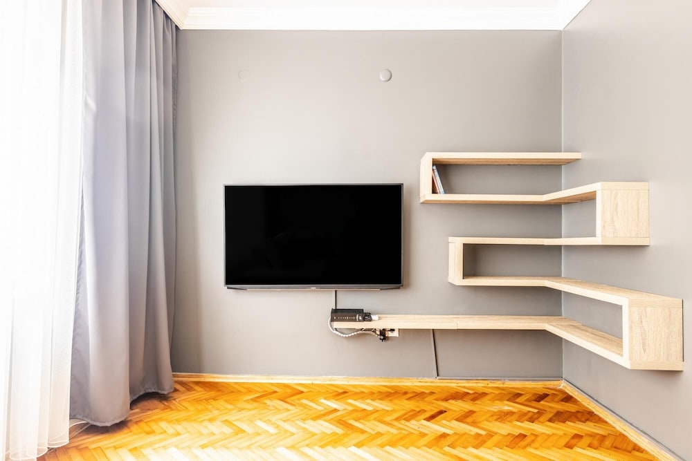 Central and Convenient Flat in Kad k y