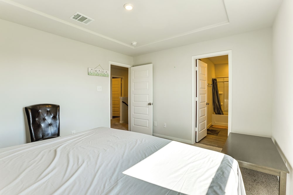 Near Hiking & Fishing: Airy Retreat in Cleveland!