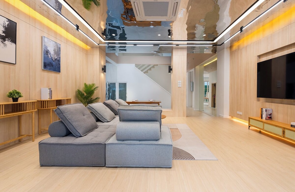 Spacious 4BR Muji Home With Loft & Pool in Ekkamai