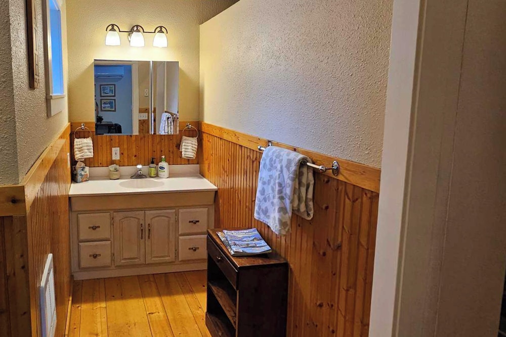 3BR House Near Skiing w/ Hot Tub
