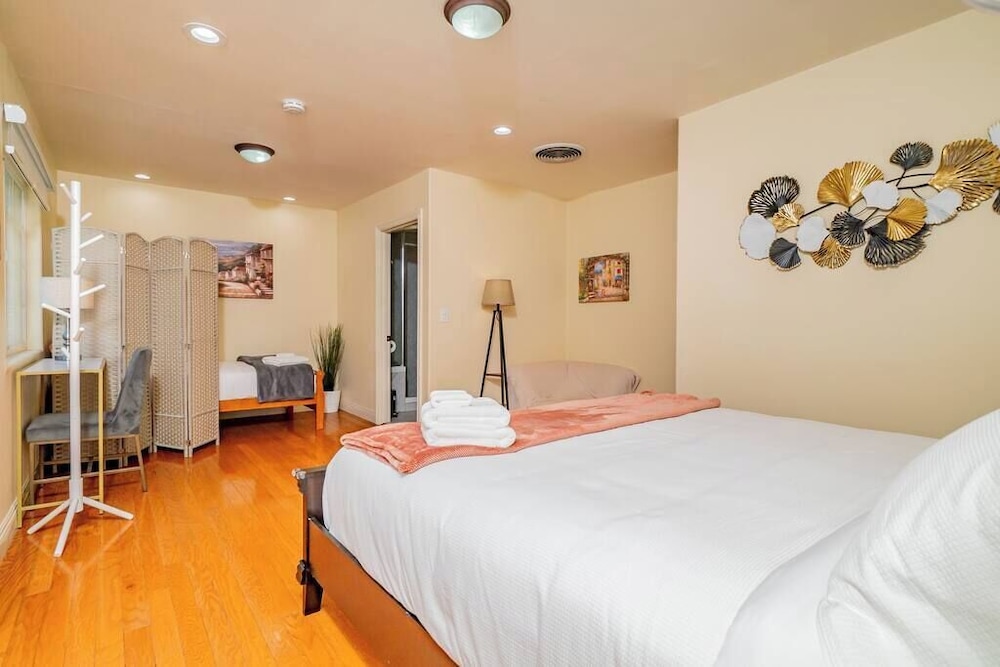 Monterey Park Retreat: Spectacular Views & Comfort