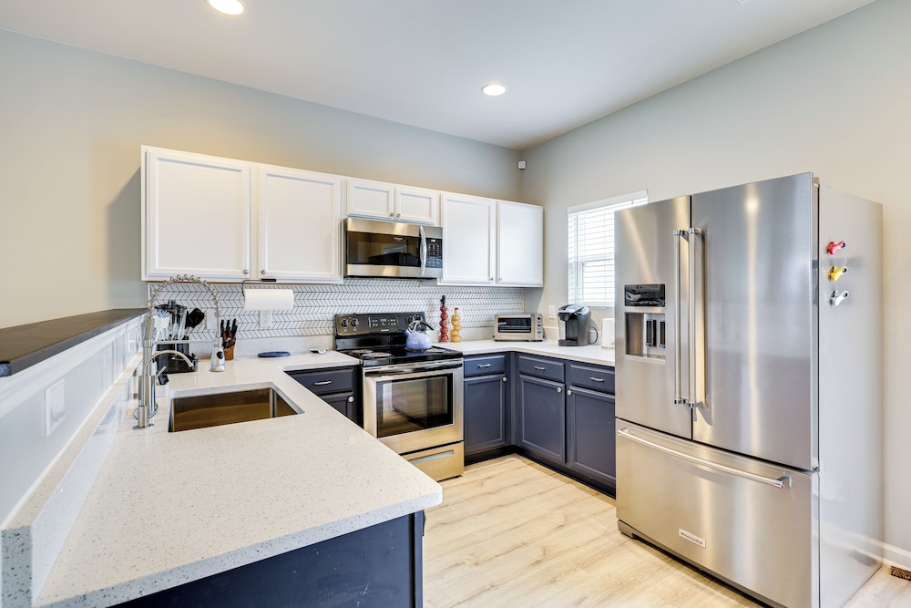 1 Mi to Ocean: Modern Carolina Beach Townhome