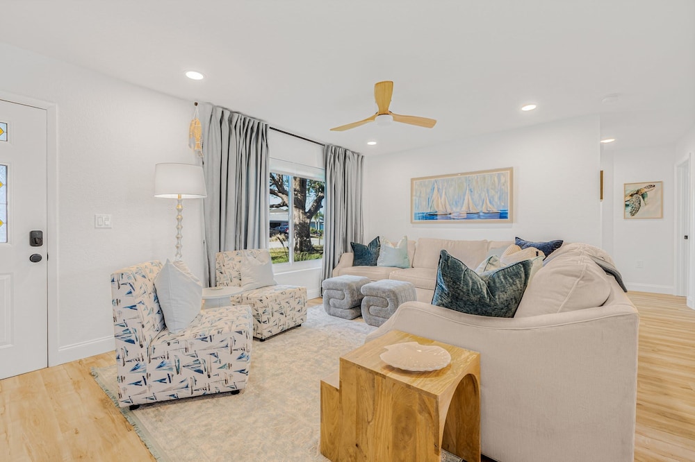 Castaway Cottage Near IMG and Beaches