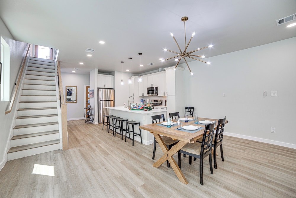 3 Mi to Dtwn Dallas: Pet-friendly Retreat w/ Yard