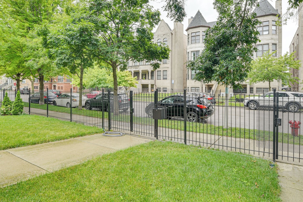 Walk to Lake Michigan: Chicago Apt w/ Deck
