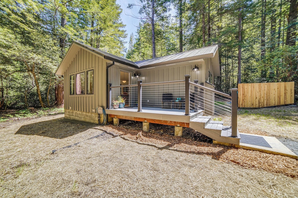 Peaceful Mendocino Cottage Surrounded By Redwoods