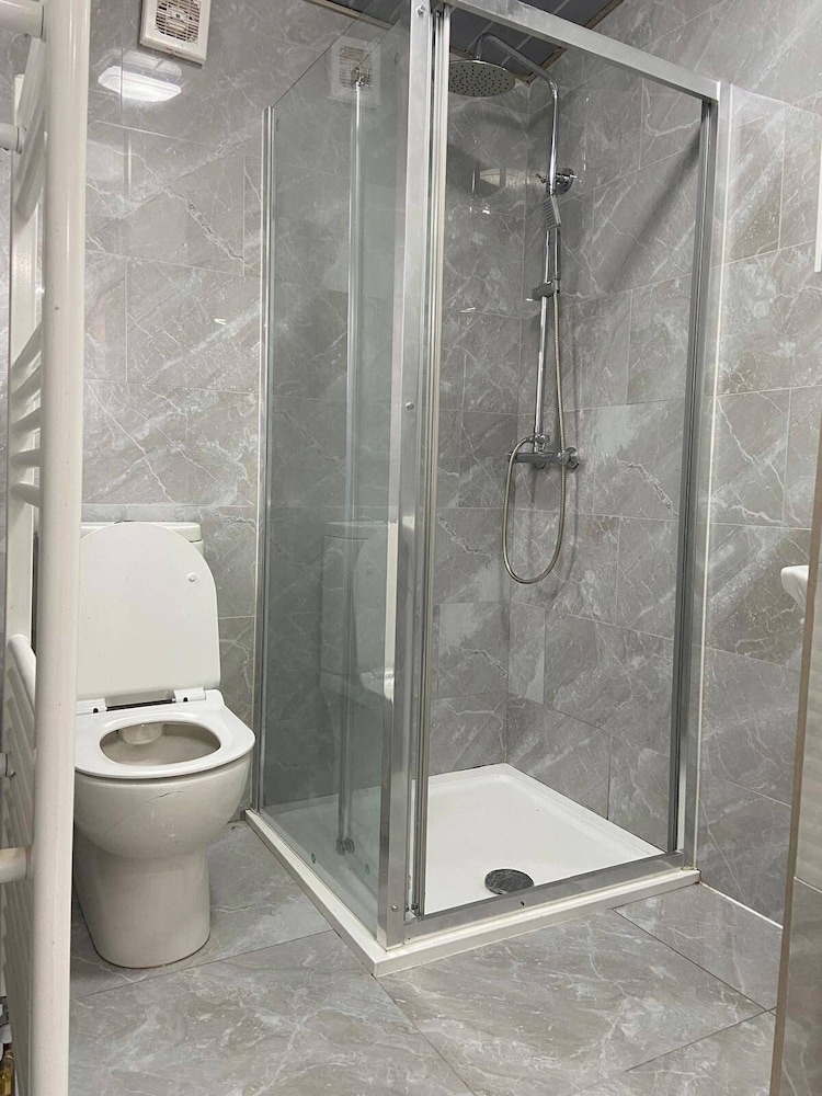 Coventry Stay - Sleeps 8, Free Parking & Wifi