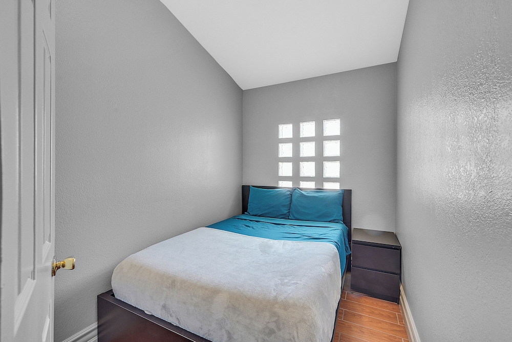 Villa - 8 Bedrms 5 Bths 15 Beds
