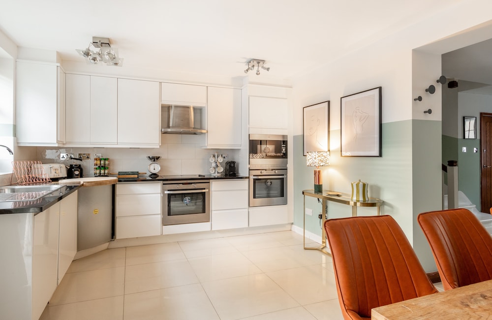 The Southwick Sanctuary - Large & Modern 6BDR Home with Private Terrace