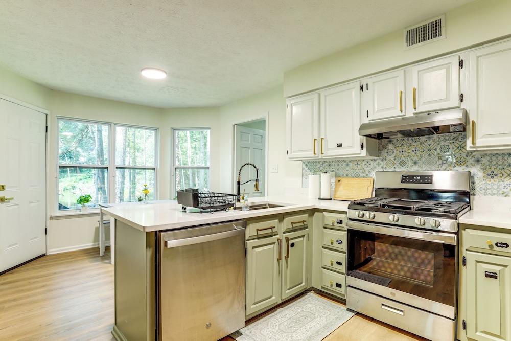 5 Mi to Stone Mountain: Lakefront Family Home