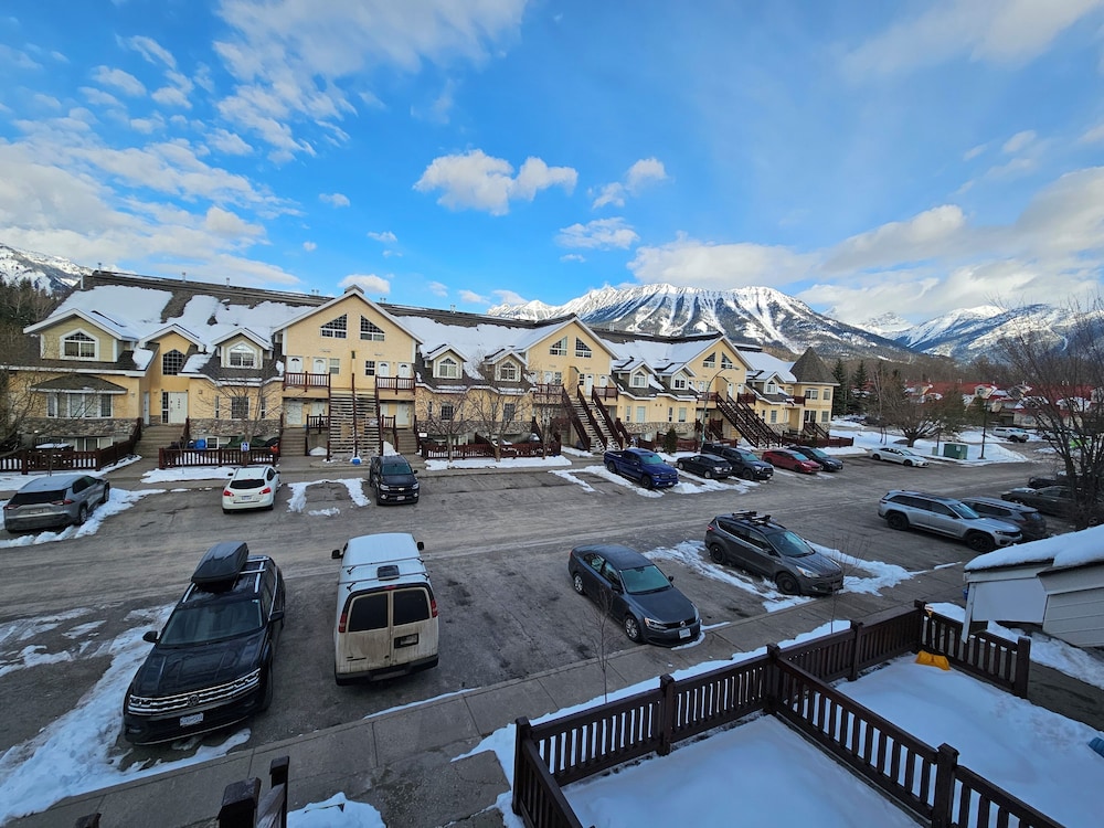 Riverside Way by Fernie Lodging Company