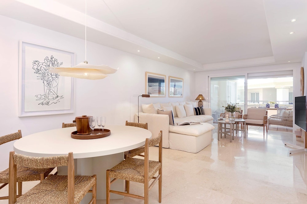 Bright Apartment Front of Beach Guadalmansa Beach