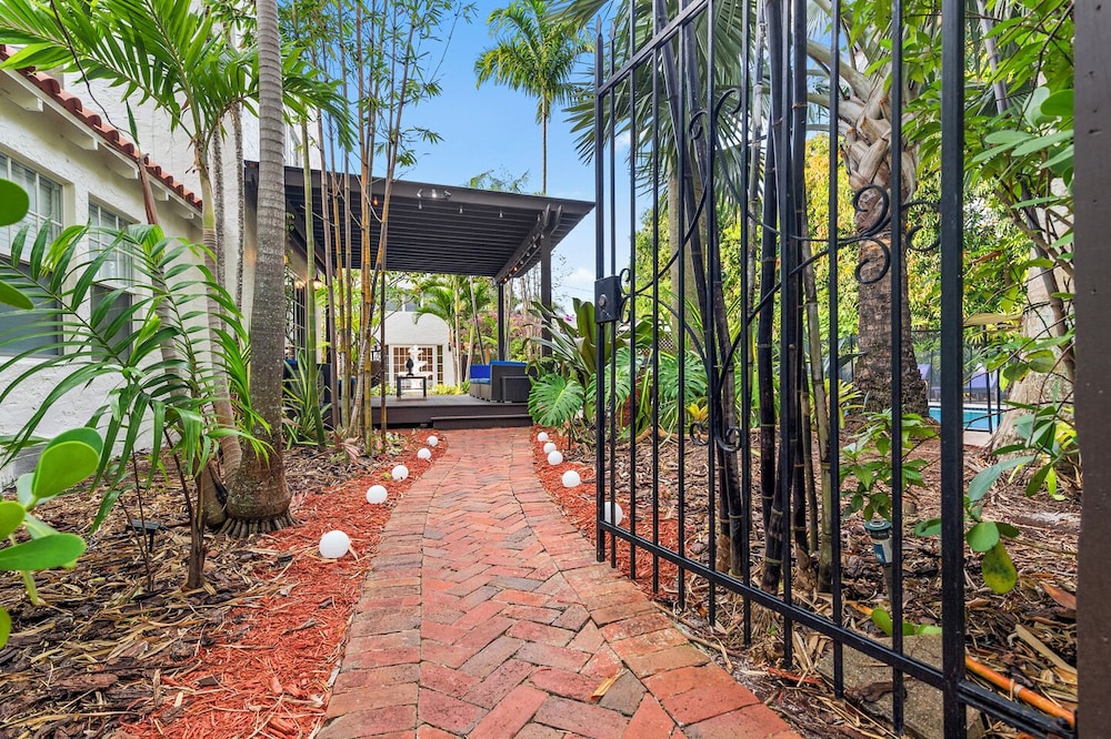2 Mansions with Pool in West Palm Beach