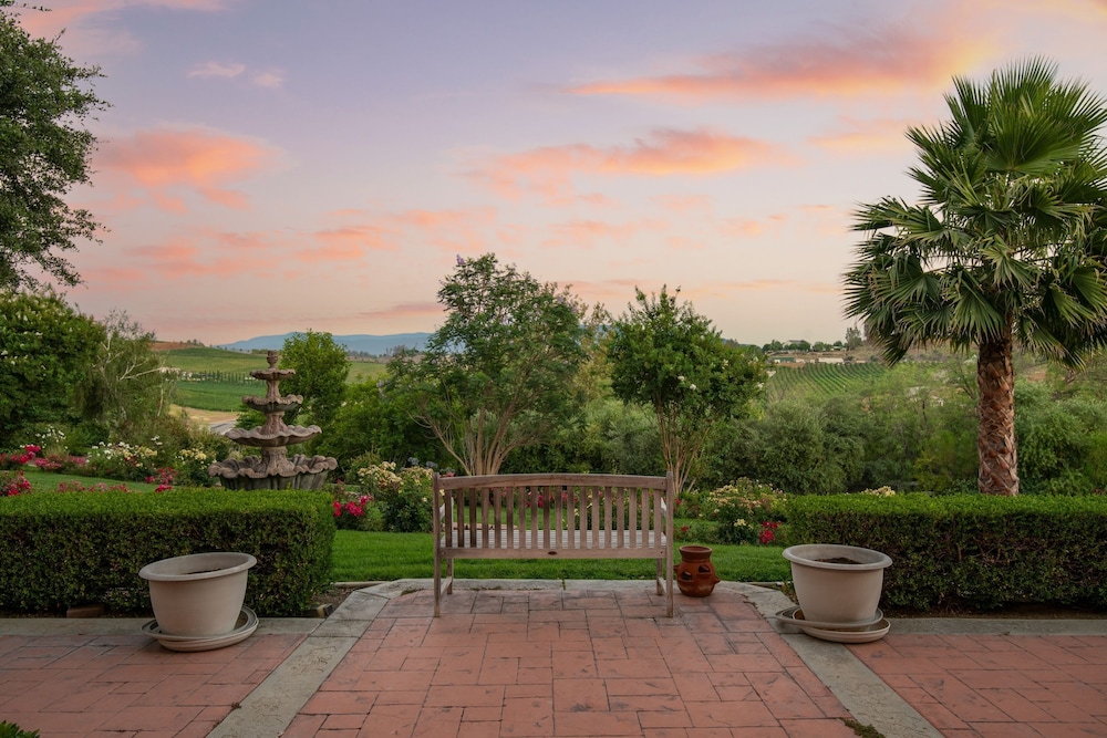 Grand Contento by Avantstay Extraordinary Estate w Pool Movie Room