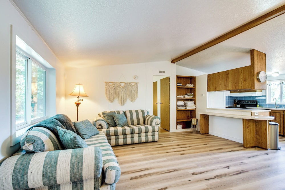 Quiet Lakefront Retreat < 2 Mi to Heceta Beach!