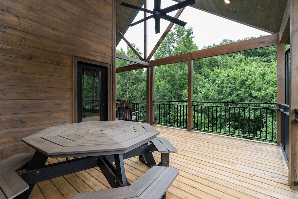 Brand NEW 2bed 2bath w Hot Tub view 4