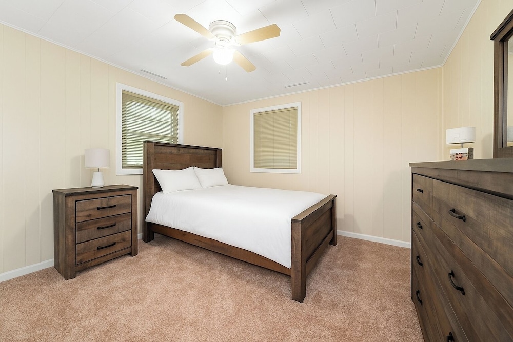 Spacious 3BR House With Firepit & Grill, Near Beach