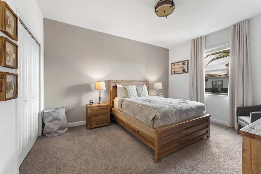 Luxury Decor 6BR at Storey Lake Sleeps 16