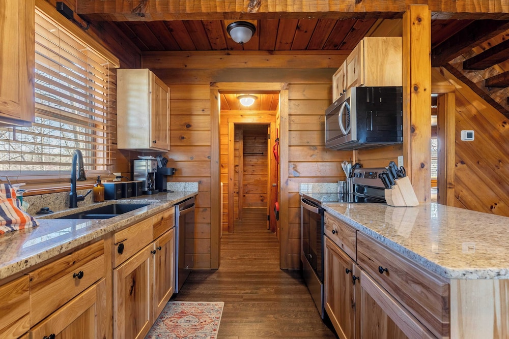 2 Cabins Game Room, Enclosed Porch, Hottub, Views Dudley I & II by Avantstay
