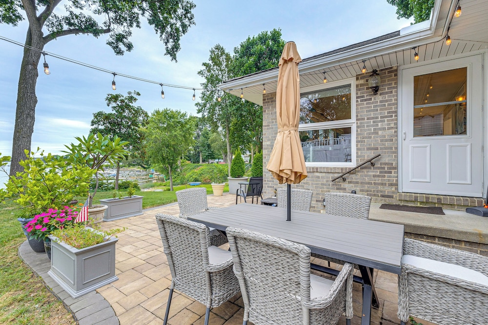 Patio & Water Views: Serene Bohemia River Escape!