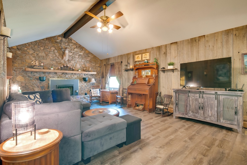 11 Mi to Asheville: Scenic Retreat w/ Game Room