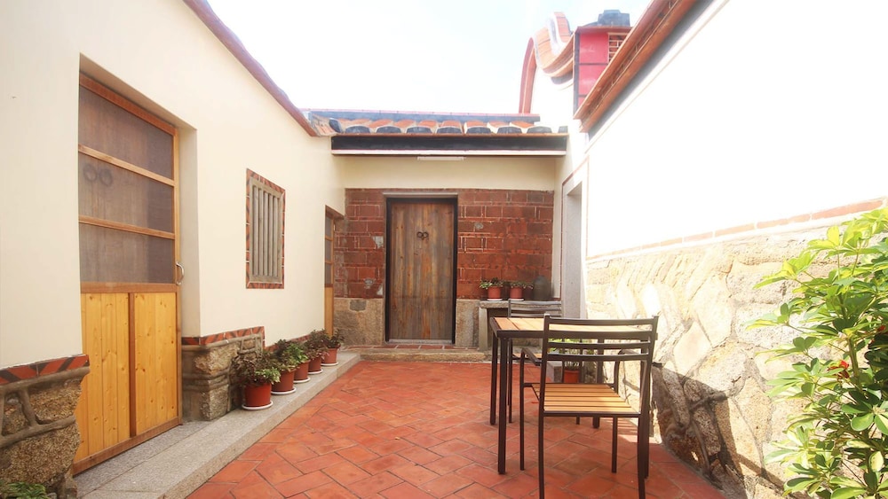 Longmen Inn Bed and Breakfast