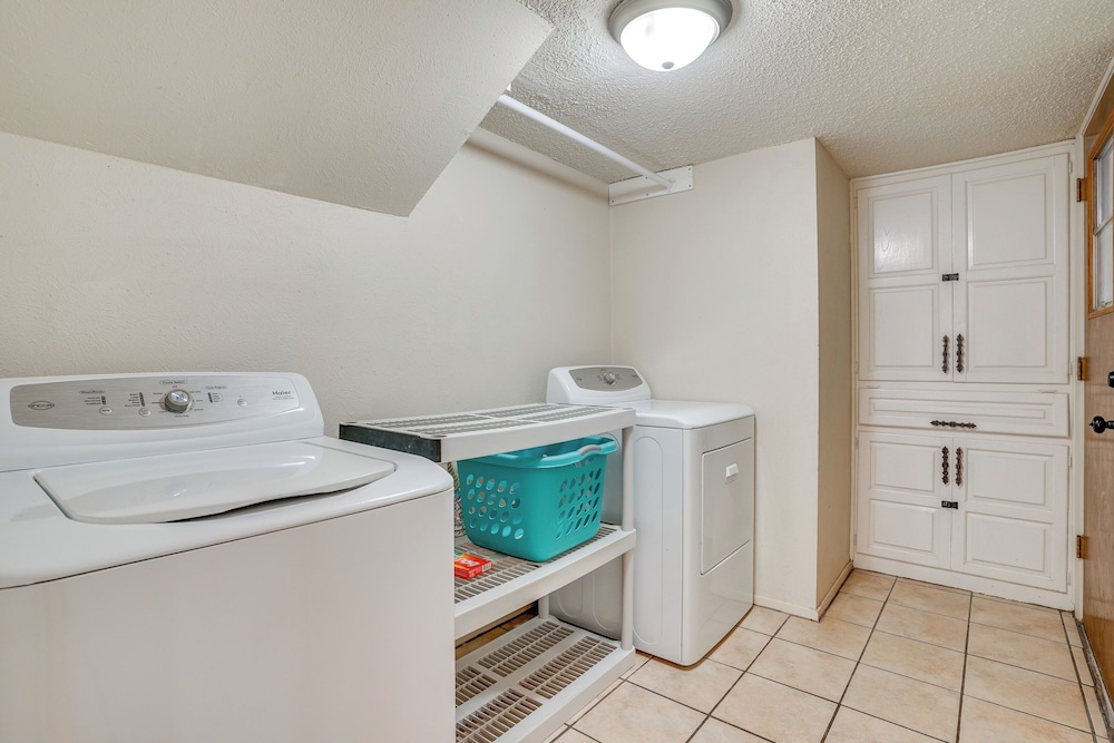 3 Mi to Lake Arlington: Texas Family Home