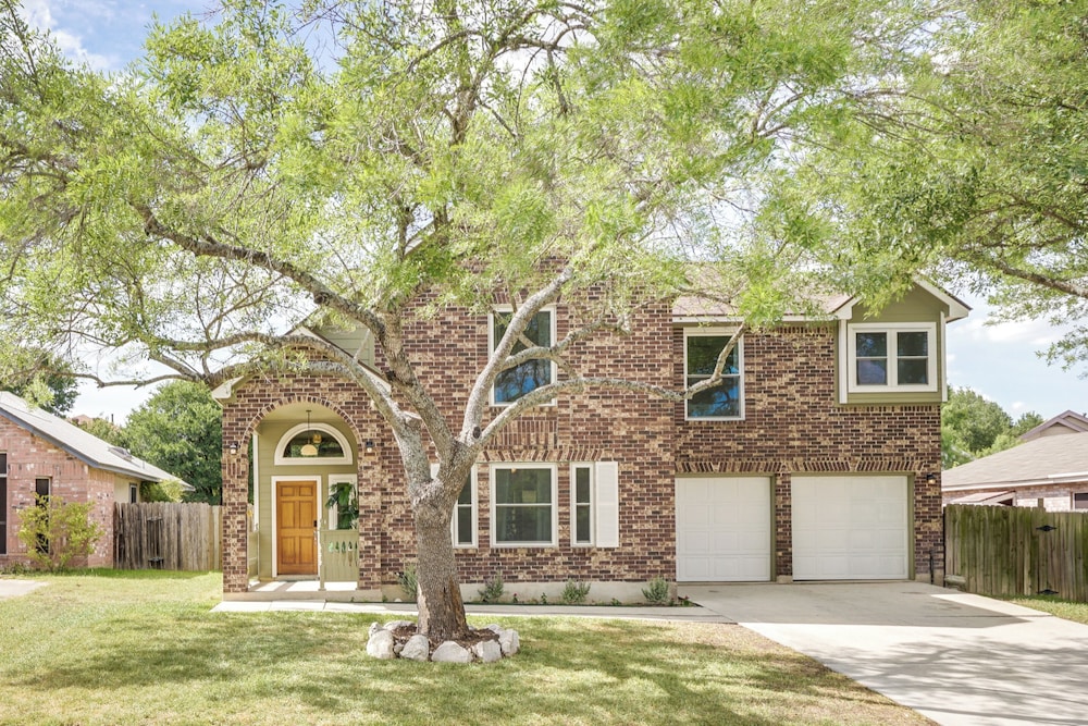 Hot Tub & Game Room: Spacious Live Oak Home! view 4