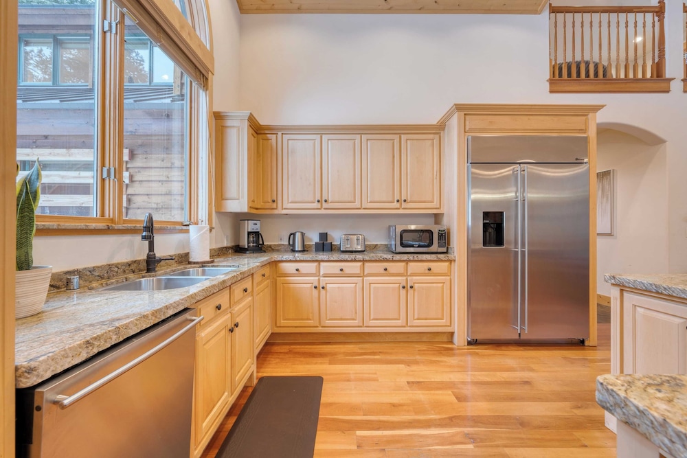 5 Mins to Ski Resort Ping Pong, Pool Table, Deck Donner Ridge by Avantstay