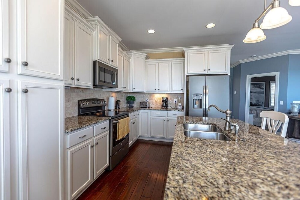 R & R By The Sea 4 Bedroom Home by RedAwning