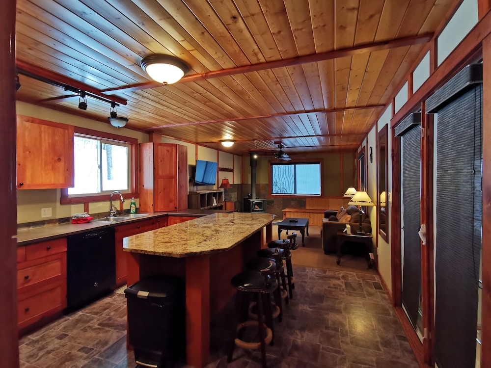 Cedar House Restaurant & Chalets