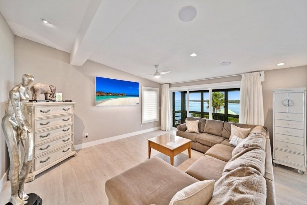 Wine Down 7 Bedroom Home by RedAwning