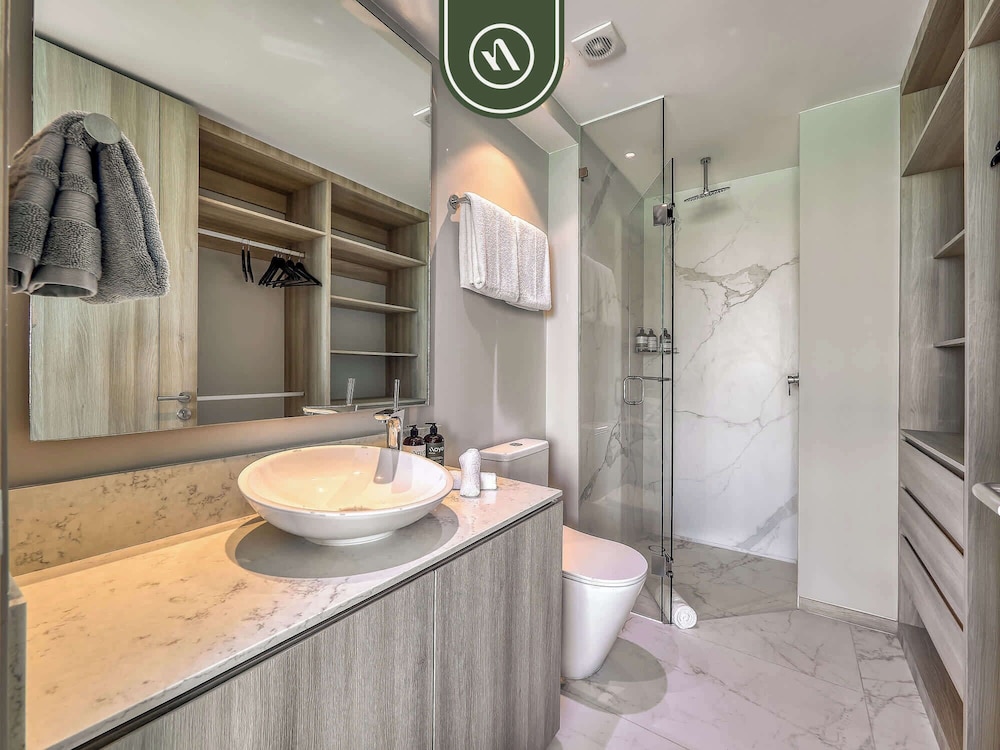 Luxury 3 BR Condo - Beach Access 1 Block Away