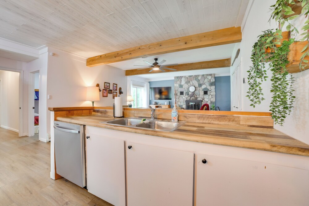 Updated Cabin w/ 2 Suites, Fire Pit & Forest Views