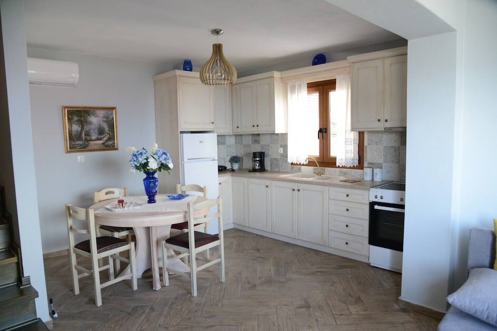 Athena Charming apt with stunning view, photo 15