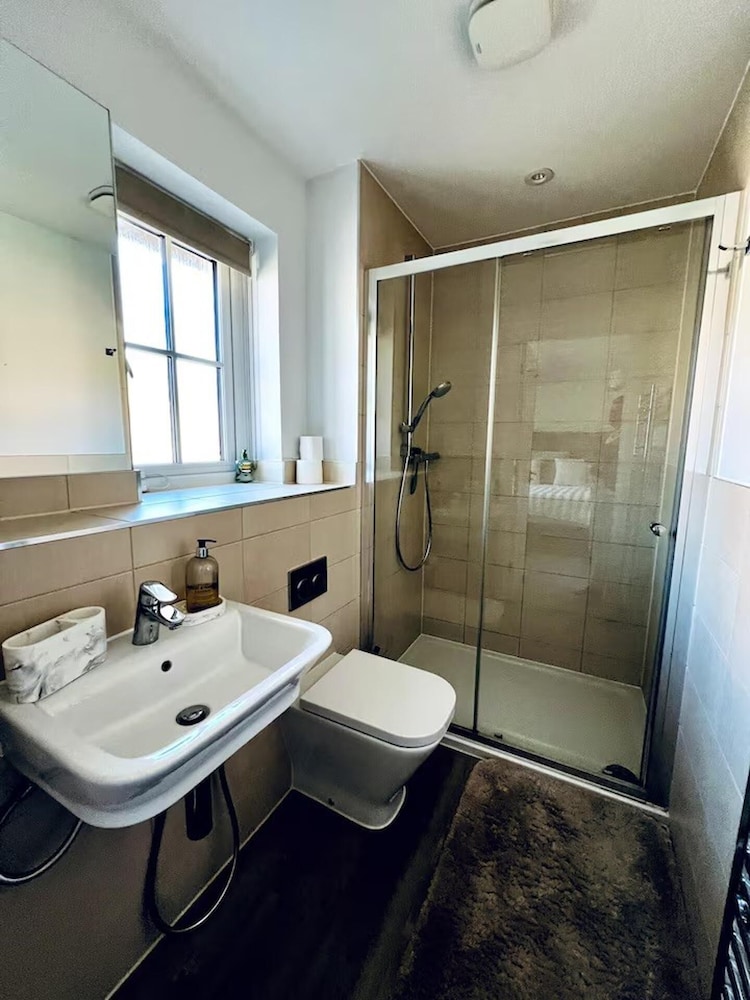 Horley Hideaway - 4 Bedroom House- Sleeps 7