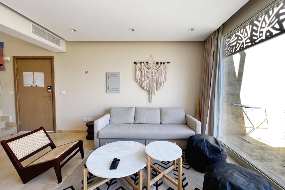 Xuru Stays I Exotic 1bdr w/ Outdoor Terrace Pool & Beach Access