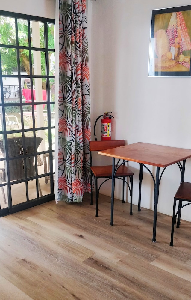 Bananaquit Apartments
