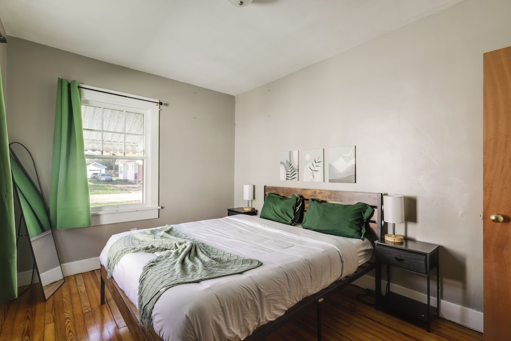 Close to University & Dtwn: Home in Dayton