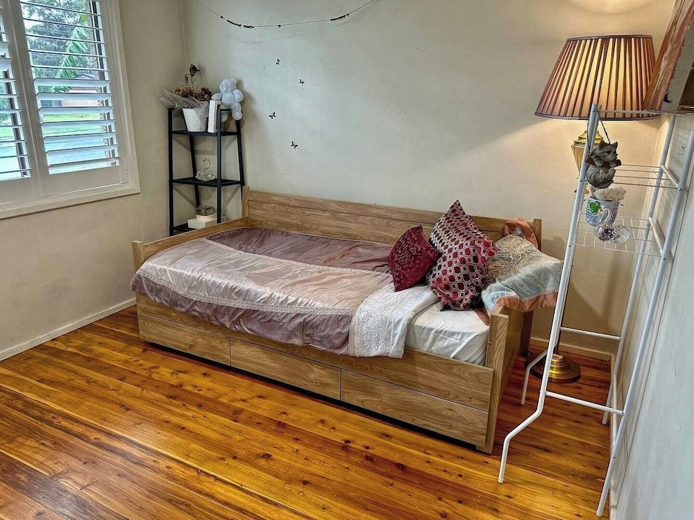 Cheerful 4 Bedroom with free Parking