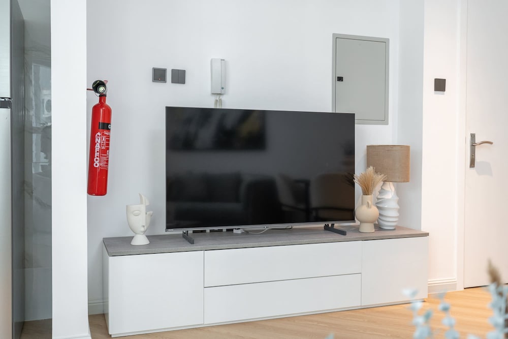 Sleeps 4 in This 2 Bedroom Apartment in Dubai Gate 2