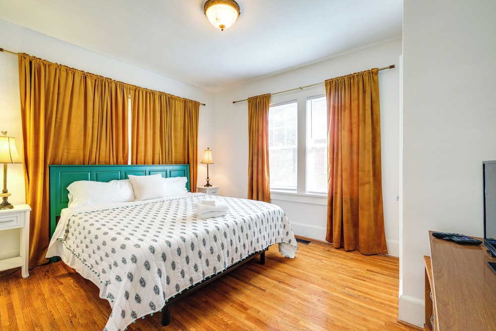 Walk to The Grandin Theatre: Roanoke Unit w/ Yard!